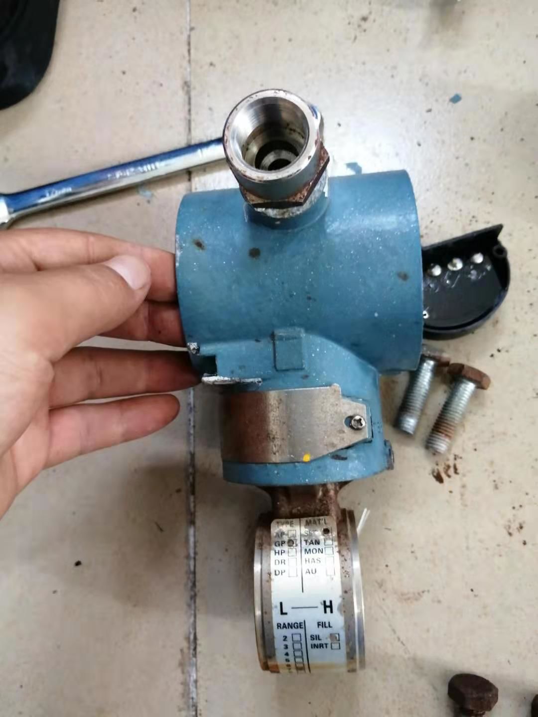 电容差压变送器拆卸查看内部结构